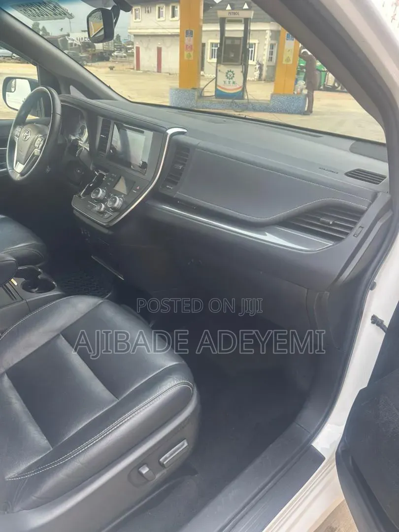 Toyota Sienna 2017 Silver