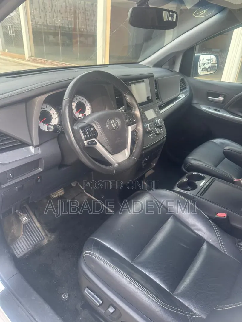 Toyota Sienna 2017 Silver