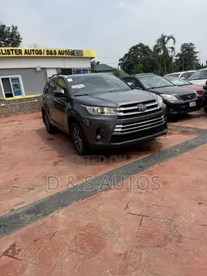 Toyota Highlander XLE 4x2 V6 (3.5L 6cyl 8A) 2018 Gray
