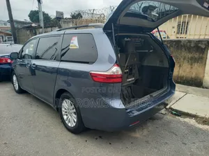 Toyota Sienna 2016 Blue