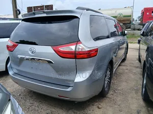 Toyota Sienna Limited AWD 2019 Silver