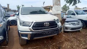Toyota Hilux 2022 White