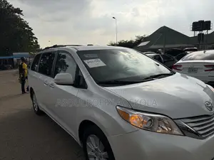 Toyota Sienna Limited AWD 7-Passenger 2013 Off white