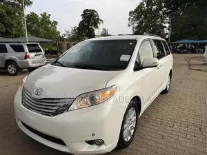 Toyota Sienna Limited AWD 7-Passenger 2013 Off white