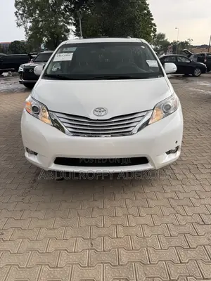 Toyota Sienna Limited AWD 7-Passenger 2013 Off white
