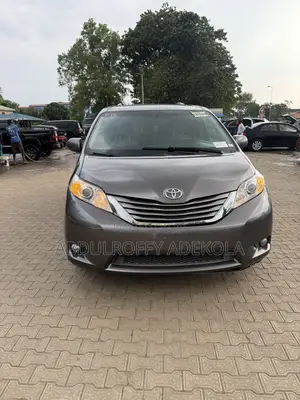 Toyota Sienna XLE 8 Passenger (3.5L 6cyl 8A) 2017 Gray
