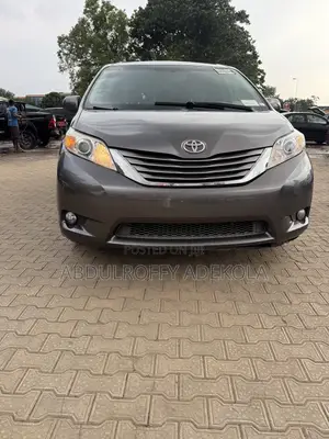 Toyota Sienna XLE 8 Passenger (3.5L 6cyl 8A) 2017 Gray