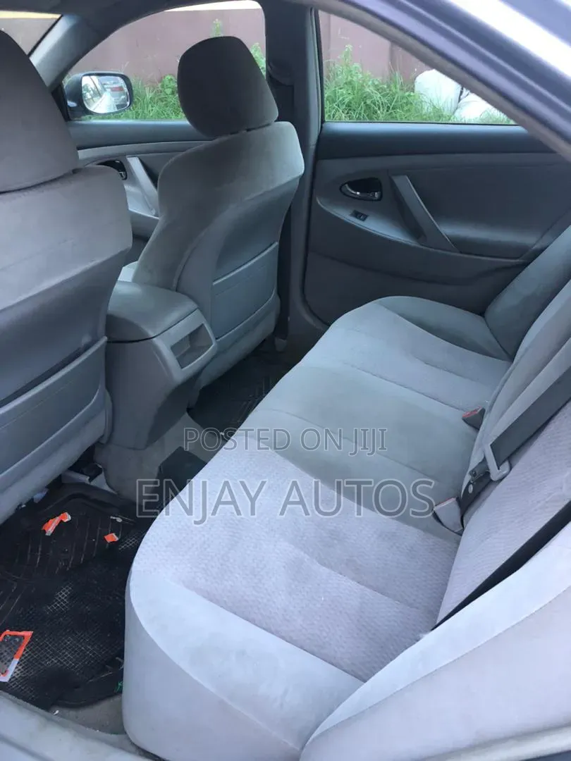 Toyota Camry LE 4dr Sedan (2.5L 4cyl 6AM) 2010 Silver