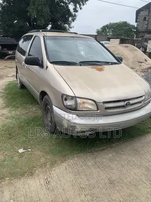 Toyota Sienna LE & 1 hatch 2000 Gold