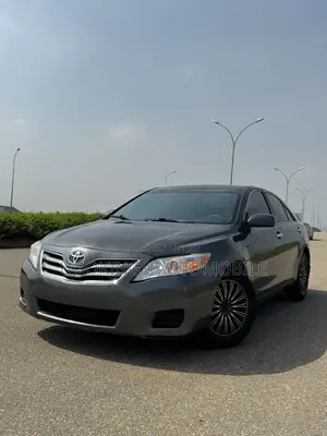 Toyota Camry LE 4dr Sedan (2.5L 4cyl 6A) 2011 Gray