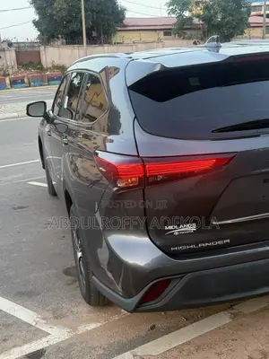 Toyota Highlander XLE 2021 Gray