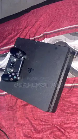 Ps4 Slim, Hacked With 3 Games Inside and One Pad