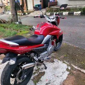 Suzuki GSR 2016 Red