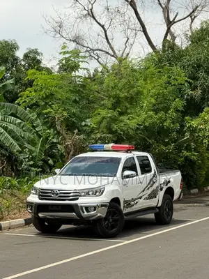 Toyota Hilux SR 4x4 2014 White