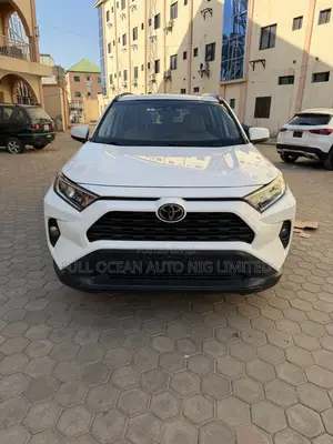 Toyota RAV4 XLE AWD 2019 White