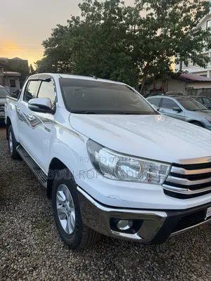 Toyota Hilux SR 4x4 2017 White
