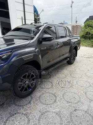 Toyota Hilux 2024 Gray