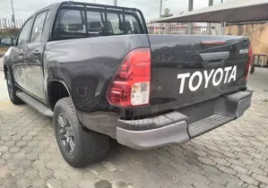New Toyota Hilux 2025 Black