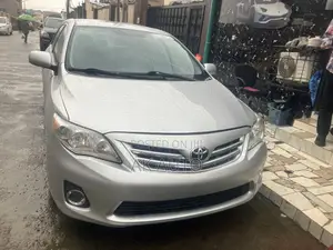 Toyota Corolla LE 4dr Sedan (1.8L 4cyl 4A) 2013 Silver