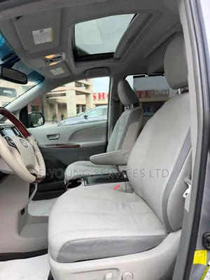 Toyota Sienna 2013 Silver