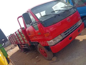 Toyota Quantum 2004 Red