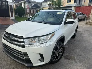Toyota Highlander XLE 4x2 V6 (3.5L 6cyl 8A) 2017 White