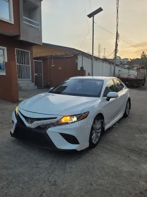 Toyota Camry SE FWD (2.5L 4cyl 8AM) 2018 White