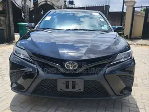 Toyota Camry SE FWD (2.5L 4cyl 8AM) 2018 Black