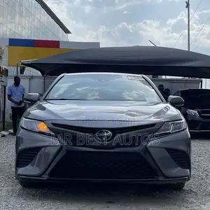 Toyota Camry SE FWD (2.5L 4cyl 8AM) 2018 Gray