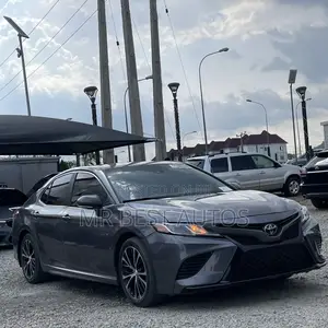 Toyota Camry SE FWD (2.5L 4cyl 8AM) 2018 Gray