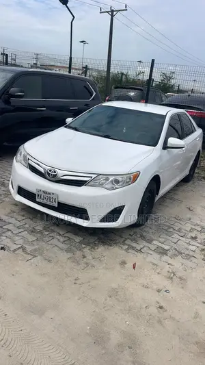 Toyota Camry LE 4dr Sedan (2.5L 4cyl 6A) 2014 White