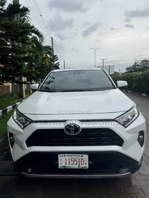 Toyota RAV4 XLE 2021 White