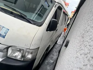 Toyota HiAce 2014 White