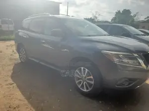 Nissan Pathfinder SV 4x4 2013 Black