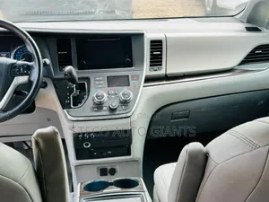 Toyota Sienna 2015 Silver