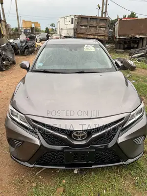 Toyota Camry SE FWD (2.5L 4cyl 8AM) 2018 Gray
