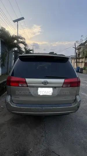 Toyota Sienna LE FWD (3.3L V6 5A) 2004 Gold