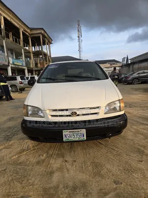 Toyota Sienna 2000 White