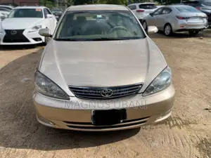 Toyota Camry LE 4dr Sedan (2.4L 4cyl 5M) 2004 Gold