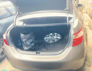 Toyota Corolla LE (1.8L 4cyl 2A) 2018 Gold