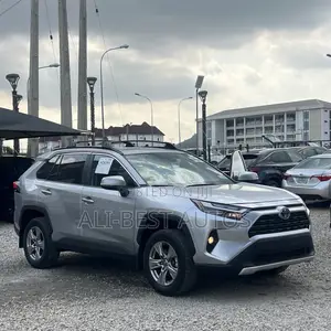 Toyota RAV4 XLE Premium 2026 Silver