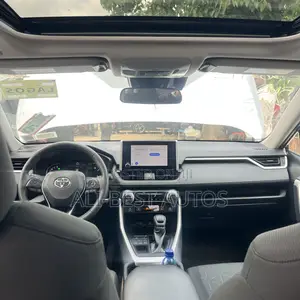 Toyota RAV4 XLE Premium 2026 Silver