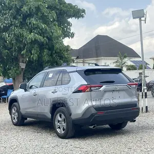Toyota RAV4 XLE Premium 2026 Silver