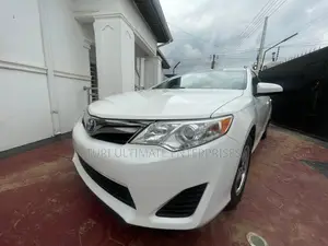 Toyota Camry XLE 4dr Sedan (2.5L 4cyl 6A) 2012 White