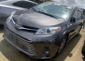 Toyota Sienna XLE AWD (3.5L 6cyl 8A) 2018 Brown
