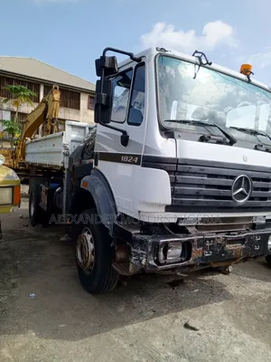 1824 Mercedes Benz Hiab Truck 5.5ton With Front Auxiliary Gear, V6 Eng