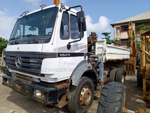 1824 Mercedes Benz Hiab Truck 5.5ton With Front Auxiliary Gear, V6 Eng