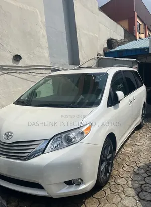 Toyota Sienna 2011 Pearl