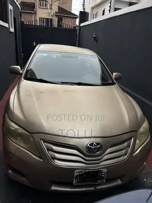 Toyota Camry LE 4dr Sedan (2.5L 4cyl 6AM) 2010 Gold