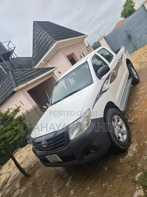 Toyota Hilux SR 4x4 2013 White